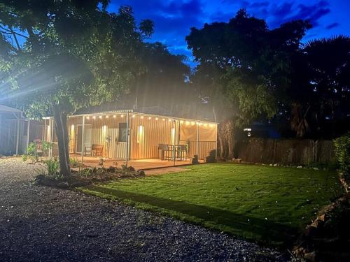 キャサリンにあるThe Quartersの夜間の庭の小屋