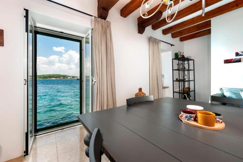 Seaside House Andrea - 3BR with balcony & sea view by Irundo