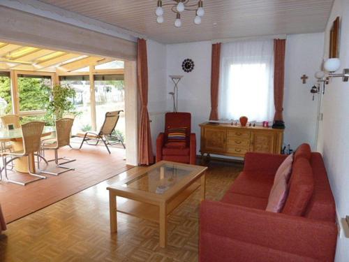 Posezení v ubytování Ferienhäuser im Feriendorf Weissensee im Allgäu E