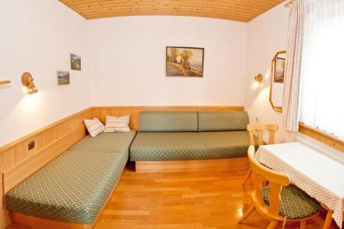 Posezení v ubytování Ferienhäuser im Feriendorf Weissensee im Allgäu E
