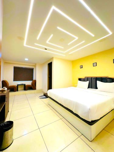 Ένα ή περισσότερα κρεβάτια σε δωμάτιο στο Aundh Elite Stay
