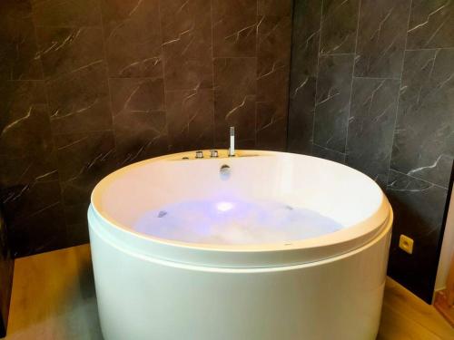 Ảnh trong thư viện ảnh của Suite Beaulieu 1 - Jacuzzi et Clim ở Angoulême