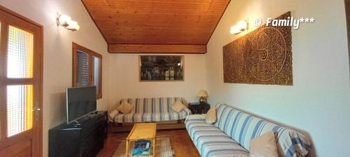 Μια τηλεόραση ή/και κέντρο ψυχαγωγίας στο Family***