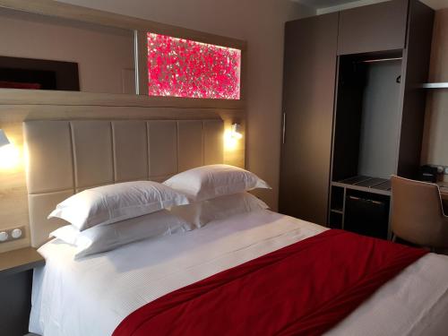 Postel nebo postele na pokoji v ubytování Brit Hotel de Grignan Vichy