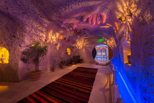 a room in a cave with a carpet at Kapadokya Hill Hotel & Spa (12+) in Nevsehir