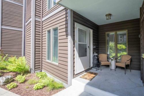 Κήπος έξω από το Brook Haven Condo - Downtown Blowing Rock Ground Floor Fully Stocked with 2 King Beds