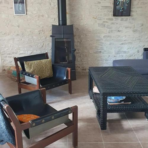 a living room with chairs and a fire place at Retrouvailles de famille et amis 3 étoiles in Lucy-sur-Cure