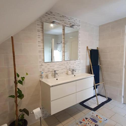 a bathroom with a sink and a mirror at Retrouvailles de famille et amis 3 étoiles in Lucy-sur-Cure