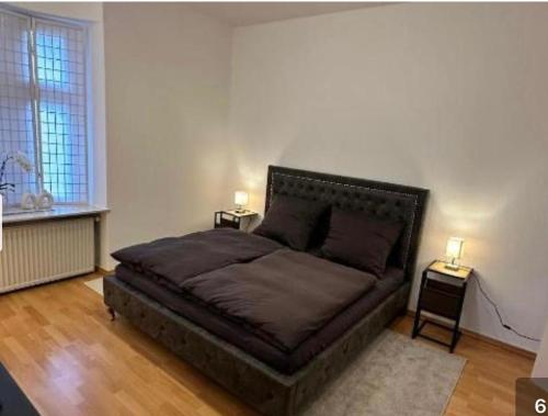 a bedroom with a large bed with two night stands at Gemütliche Ferienwohnung im Herzen von Hameln in Hameln