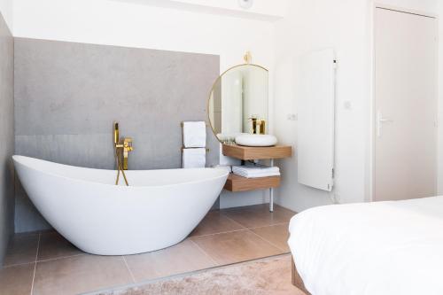 Koupelna v ubytování Domaine de Mende Brenoux Suites & SPA
