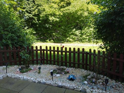 a garden in front of a wooden fence at Apartment Paradies in Öhringen