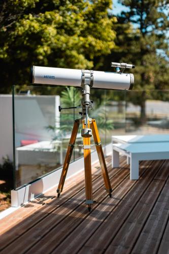 un télescope au-dessus d'une terrasse en bois dans l'établissement Domaine de Mende Brenoux Suites & SPA, à Mende