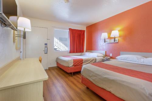 Postel nebo postele na pokoji v ubytování Motel 6-Phoenix, AZ - North Bell Road