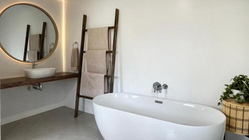 Koupelna v ubytování Garden Suite, Hilton Accommodation