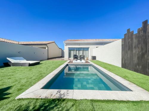 une piscine dans l'arrière-cour d'une maison dans l'établissement Suite avec jacuzzi et piscine, à Rosières