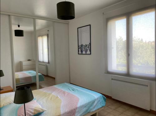 une chambre avec deux lits et une grande fenêtre dans l'établissement Beau T3 Calme et idéalement situé à Hyères, à Hyères