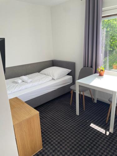 a small room with a bed and a table at schlafplatz in Wolfsburg
