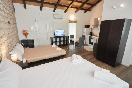 a living room with two beds and a kitchen at CityGem dal design raffinato a Vigonovo in Fontanafredda
