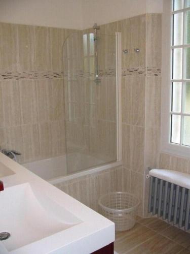 une salle de bain avec une douche, une baignoire et un lavabo dans l'établissement Villa 12MN Walk from le palais, à Cannes