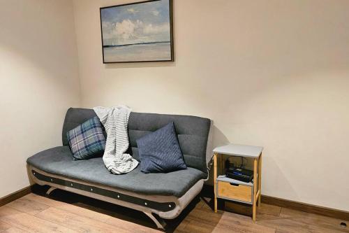 a couch sitting in a room with pillows on it at Amplio y comodo apartamento in Calacala