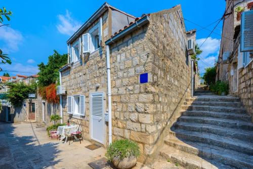 Charming Dalmatian 2-Bedroom cottage in the heart of Old Town Cavtat