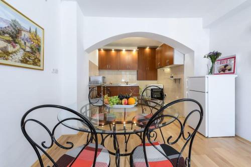 Charming Dalmatian 2-Bedroom cottage in the heart of Old Town Cavtat