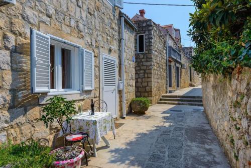 Charming Dalmatian 2-Bedroom cottage in the heart of Old Town Cavtat
