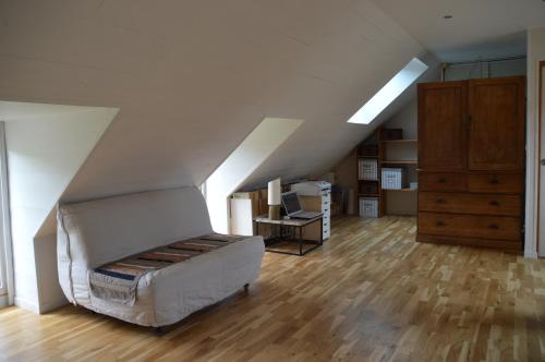 Pokój na poddaszu z łóżkiem i biurkiem w obiekcie Chambre, spa, petit déjeuner w mieście Le Buet