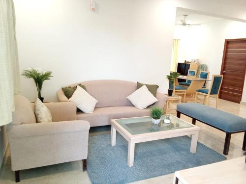Ruang duduk di Enkay Service Apartments
