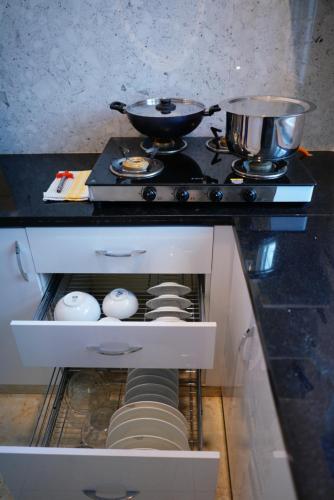 Dapur atau dapur kecil di Enkay Service Apartments