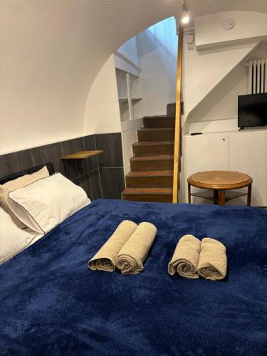 une chambre avec un lit avec deux serviettes dessus dans l'établissement Proche Notre Dame de Paris, à Paris