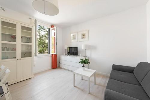 un salon avec un canapé et une table dans l'établissement Aurore - T1 22, à Carcassone