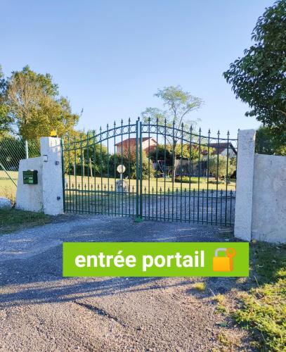 un panneau d'entrée devant une porte dans l'établissement Domaine de la Crête CHAMBRE chez l'habitant ZEN, à Saint-Jean-de-Thurac