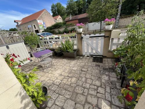 une terrasse avec une clôture blanche et une chaise violette dans l'établissement Maison de Village, à Sainte-Marie-sur-Ouche