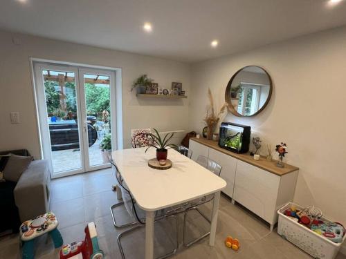 - un salon avec une table et un miroir dans l'établissement Maison de Village, à Sainte-Marie-sur-Ouche