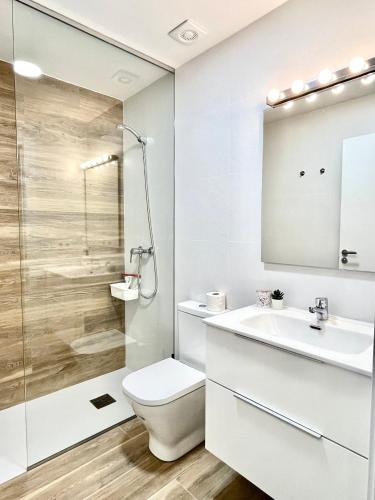 a bathroom with a toilet and a sink and a shower at Loft RioArga. Comodidad y Estiloa a 5 min Centro. Nuevo!!! in Pamplona