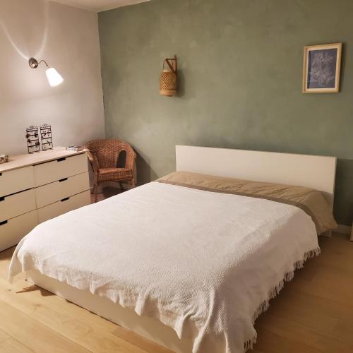 une chambre avec un lit blanc et une commode dans l'établissement VELO VENTOUX et NESQUE, à Villes-sur-Auzon