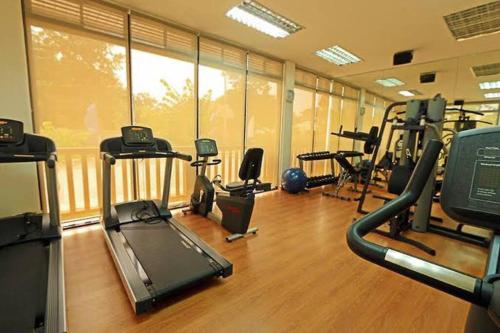 Fitness centrum a/nebo fitness zařízení v ubytování JHJ Condo Unit Rental