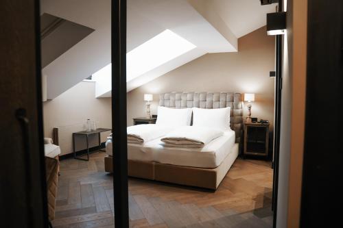 una camera con letto e lucernario di Boutiquehotel Weisses Rössl a Innsbruck