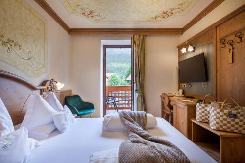Postel nebo postele na pokoji v ubytování ADLER MERYEM wellness hotel - Andalo