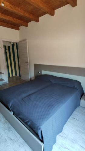 a bedroom with a blue bed in a room at A Casa di Nene in Rivanazzano