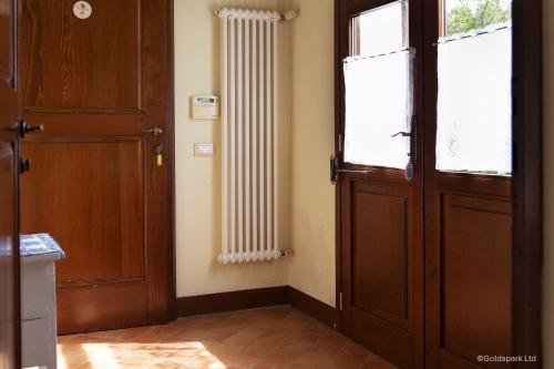 a hallway with a radiator next to a door at Agriturismo Ca' Guerriera in Sustinente