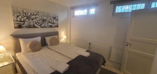 Katil atau katil-katil dalam bilik di Beautiful basement apartment, very private and close to the metro