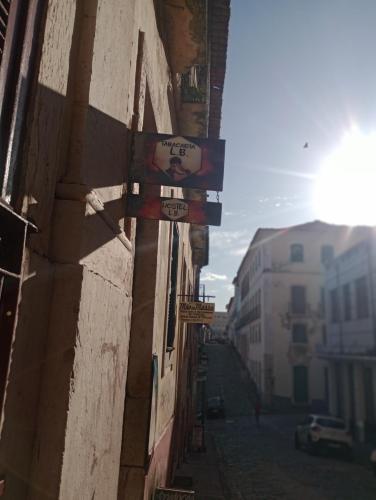ein Straßenschild an der Seite eines Gebäudes in der Unterkunft Hostel lb lar brasileiro in São Luís