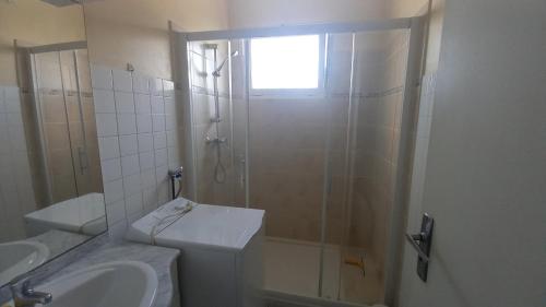 une salle de bain avec une douche, des toilettes et un lavabo dans l'établissement Appartement Frejus Plage, à Fréjus