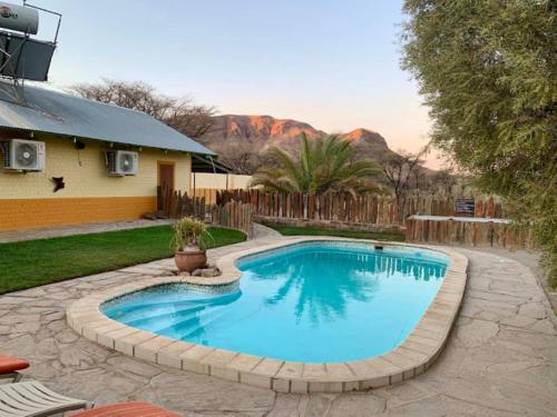 una piscina in mezzo a un cortile di BuellsPort Naukluft Lodge & Farm a Naukluft Mountains