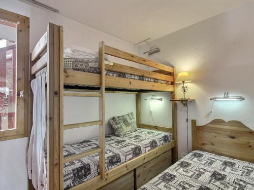 - une chambre avec deux lits superposés et un lit dans l'établissement Bel appartement rénové 2 pièces, balcon, proche pistes et commerces - FR-1-455-148, à Aime La Plagne