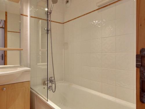 une salle de bain avec douche et baignoire dans l'établissement Bel appartement rénové 2 pièces, balcon, proche pistes et commerces - FR-1-455-148, à Aime La Plagne