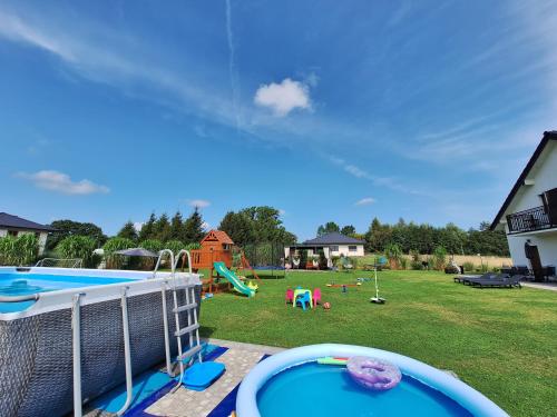 Bazén v ubytování Złote Gąski nebo v jeho okolí