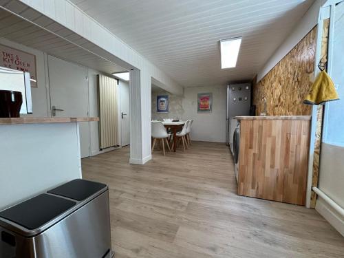 Cette chambre comprend une cuisine et une salle à manger. dans l'établissement Maison Spacieuse en Ville, à Poitiers